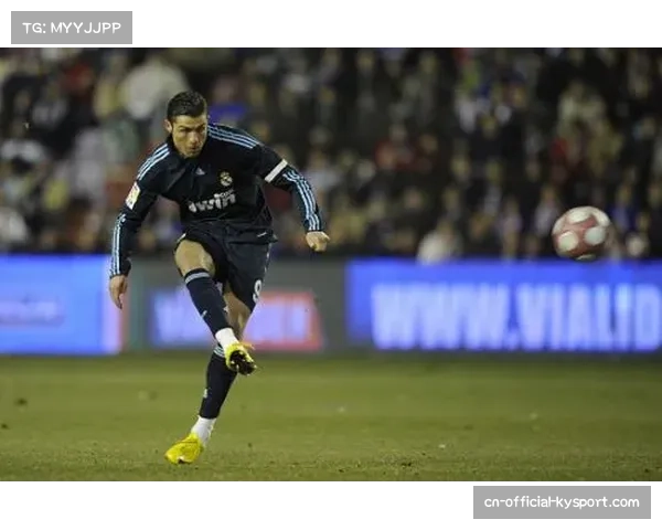 弗罗西诺内球员抗议判罚，认为导致丢球的任意球判罚过于严厉